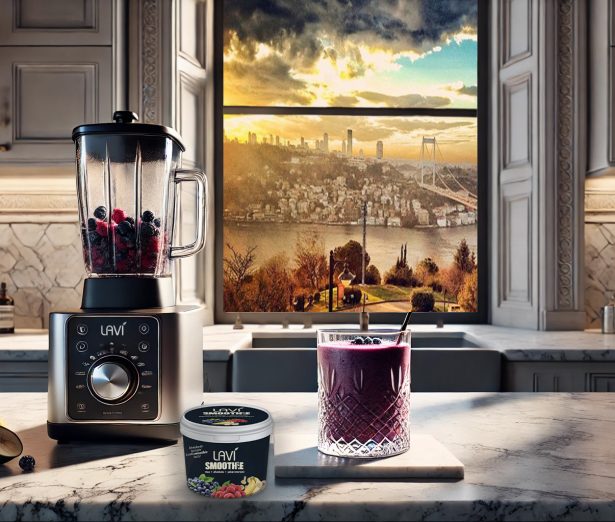 Yazın Favorisi Lavi Smoothie ile 3 Meyveli Serinletici Smoothie Tarifi