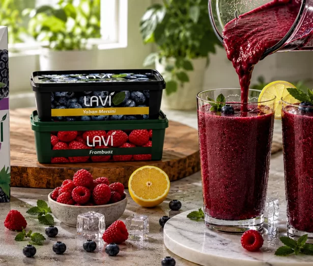 Lavi Berry Böğürtlen suyu, frambuaz ve yaban mersini ile hazırlanan orman meyveli yaz içeceği